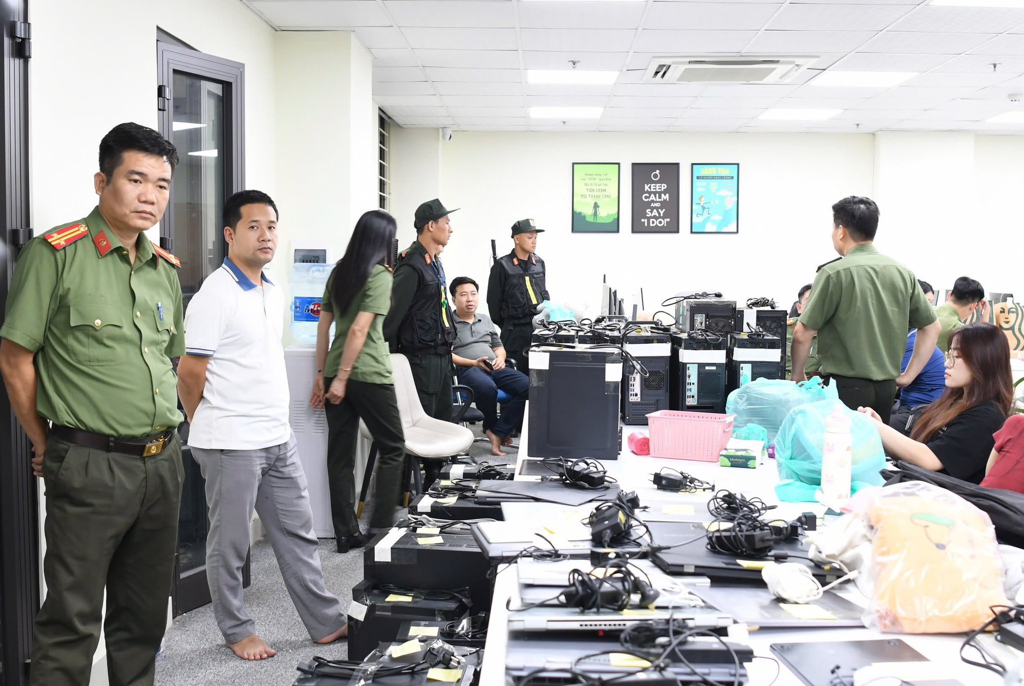 Đập tan tổ chức lừa đảo xuyên quốc gia quy mô hàng tỷ USD, tóm gọn 'ông trùm' Nguyễn Văn Hạ - Ảnh 2