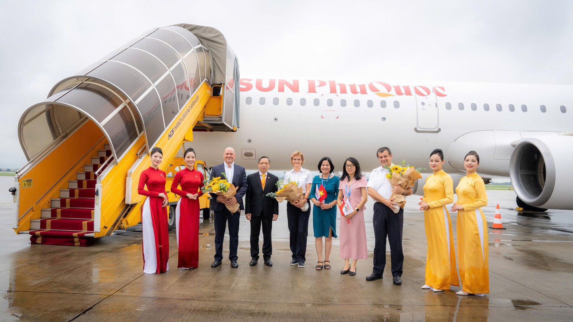 2 máy bay mới của Sun PhuQuoc Airways nối đuôi nhau hạ cánh xuống Nội Bài - Ảnh 6