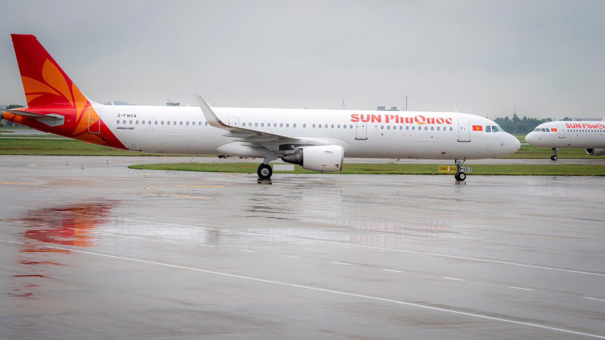 2 máy bay mới của Sun PhuQuoc Airways nối đuôi nhau hạ cánh xuống Nội Bài - Ảnh 5