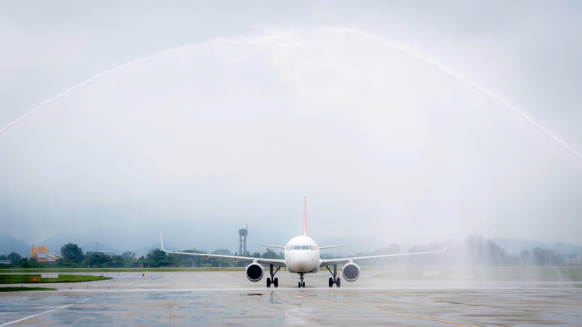 2 máy bay mới của Sun PhuQuoc Airways nối đuôi nhau hạ cánh xuống Nội Bài - Ảnh 3