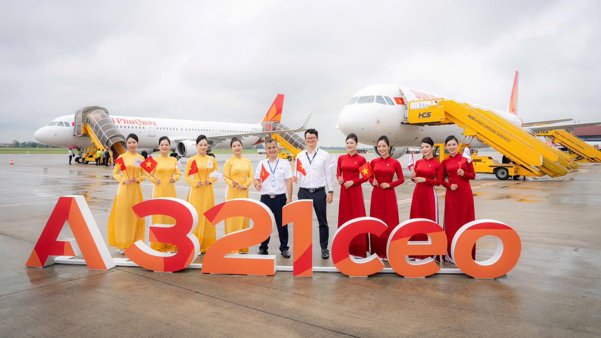 2 máy bay mới của Sun PhuQuoc Airways nối đuôi nhau hạ cánh xuống Nội Bài - Ảnh 7