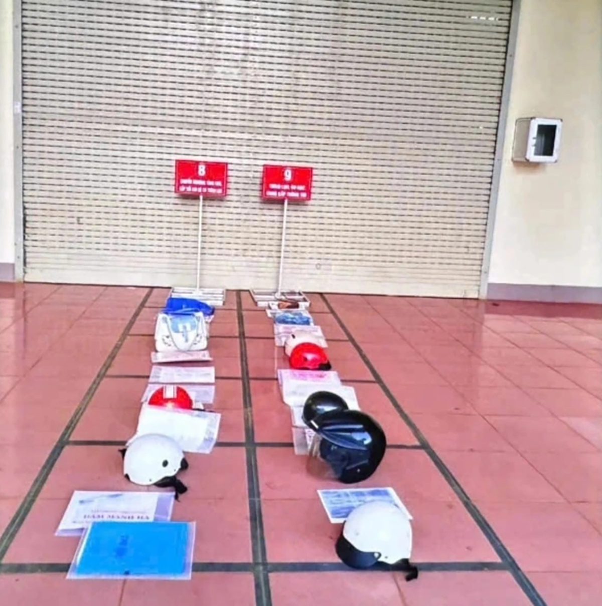 Văn phòng ĐKĐĐ tỉnh Đắk Lắk nói gì về việc người dân "xếp hàng" bằng mũ bảo hiểm? - Ảnh 1