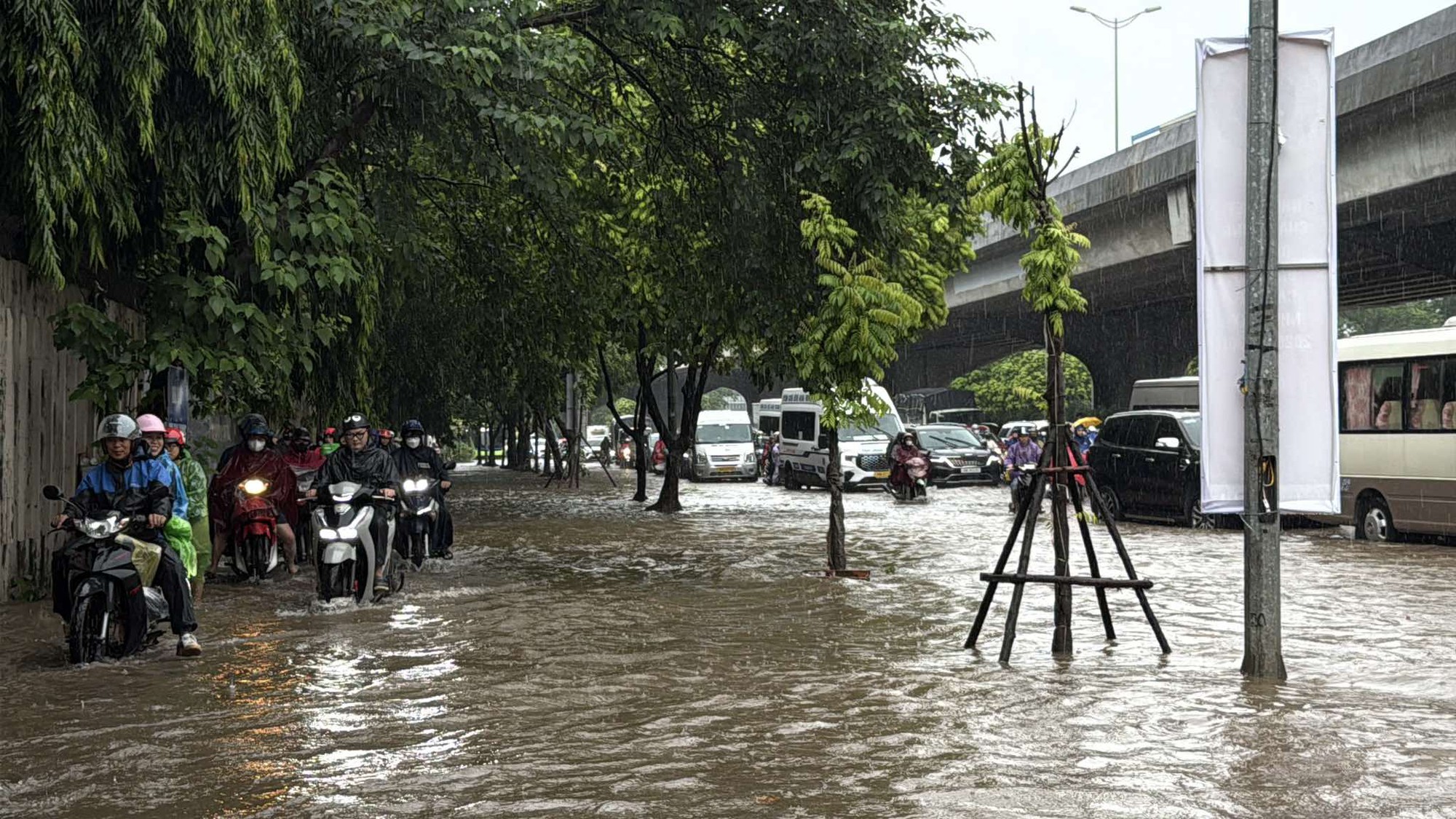 Chủ ô tô cần làm gì khi xe chết máy giữa mưa lũ hoặc rơi vào vùng ngập nước? - Ảnh 3