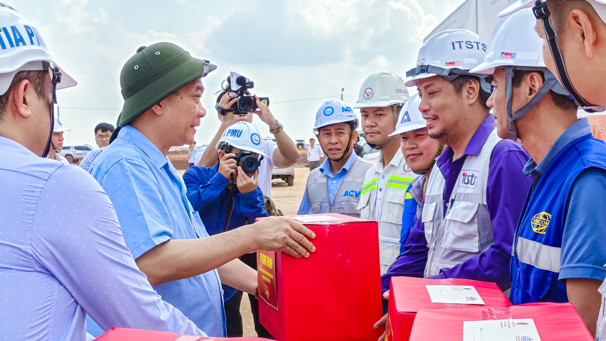 'Thần tốc' thi công, đường băng sân bay 16 tỷ USD về đích sớm, sẵn sàng đưa Việt Nam vào kỷ nguyên mới - Ảnh 2
