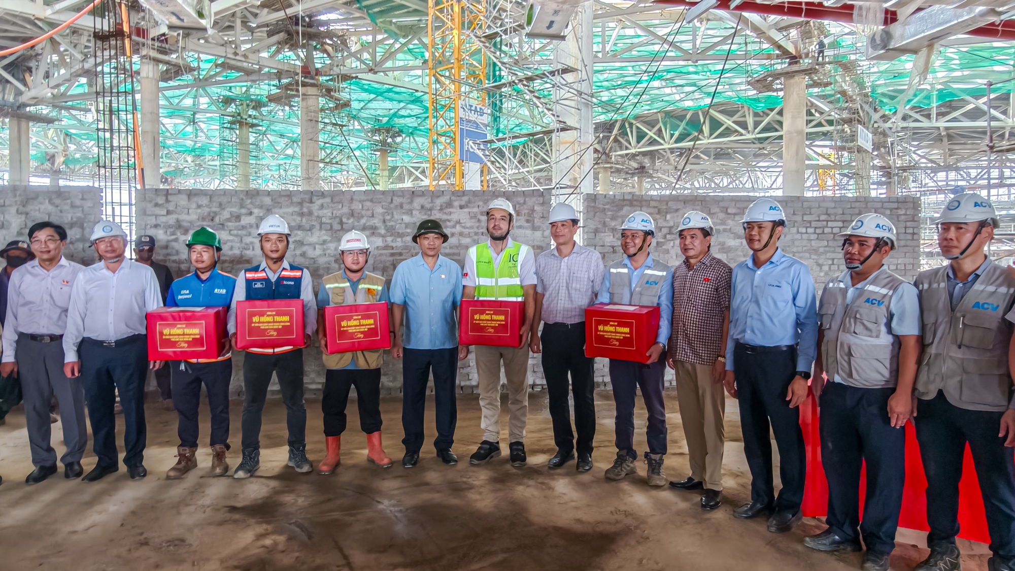 'Thần tốc' thi công, đường băng sân bay 16 tỷ USD về đích sớm, sẵn sàng đưa Việt Nam vào kỷ nguyên mới - Ảnh 1