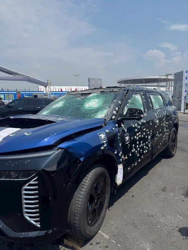 Xe VinFast VF 9 limousine chi chít vết đạn bắn, tổng hơn 400 phát: Hé lộ về đơn vị nâng cấp chống đạn - Ảnh 2