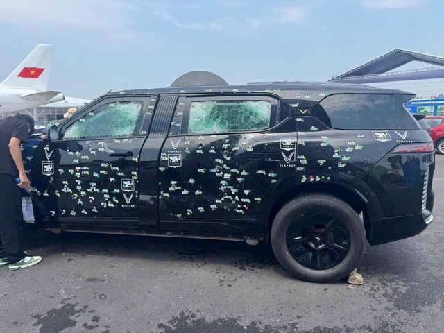 Xe VinFast VF 9 limousine chi chít vết đạn bắn, tổng hơn 400 phát: Hé lộ về đơn vị nâng cấp chống đạn - Ảnh 1