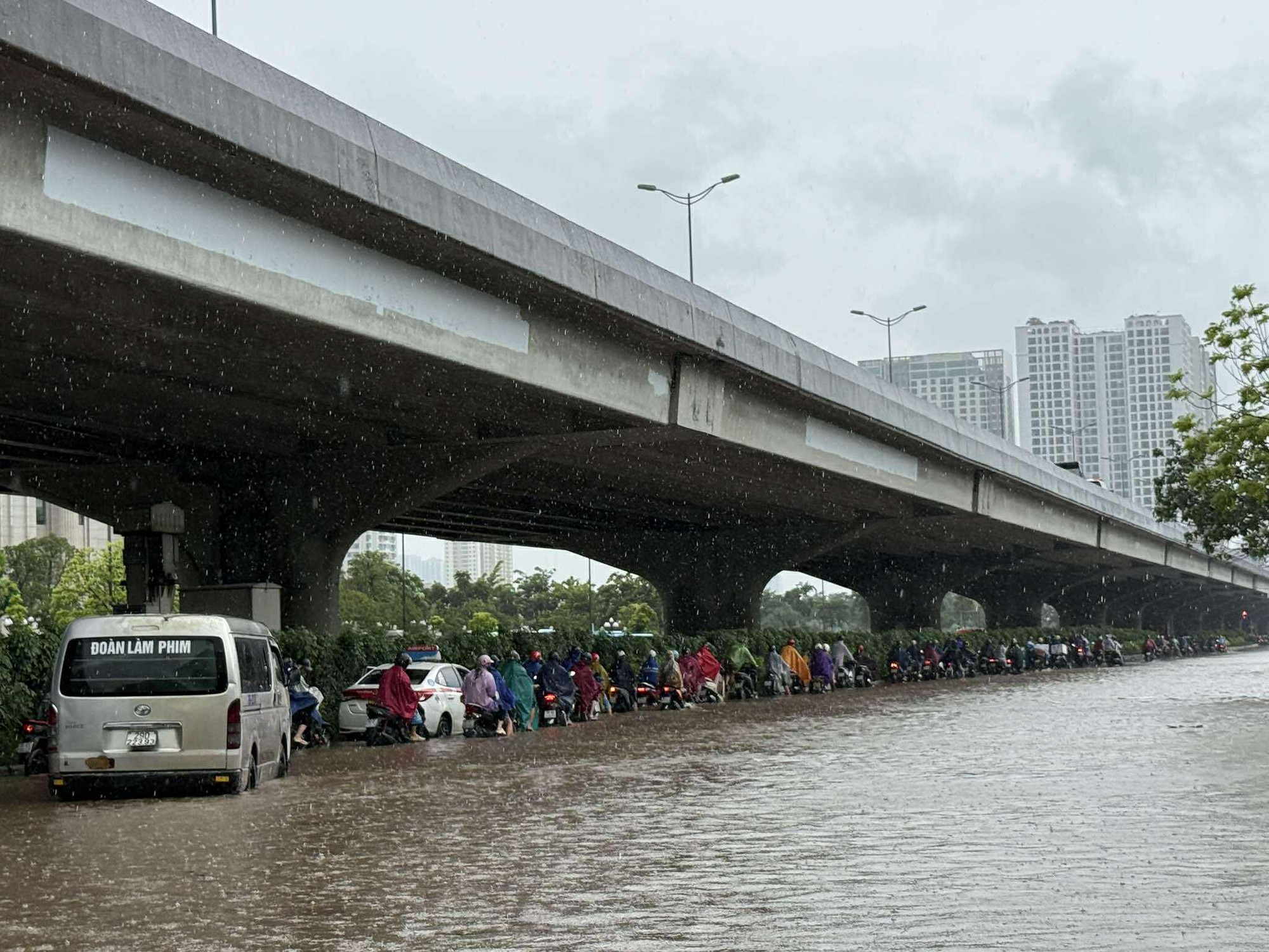 Chủ ô tô cần làm gì khi xe chết máy giữa mưa lũ hoặc rơi vào vùng ngập nước? - Ảnh 2
