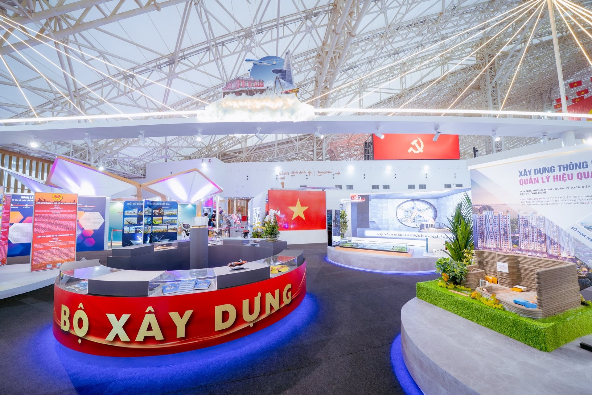 Lá cờ Tổ quốc bằng đá nhân tạo nhân tạo lớn nhất Việt Nam trưng bày ở Hội chợ Triển lãm Quốc gia: DN nào đứng sau? - Ảnh 2