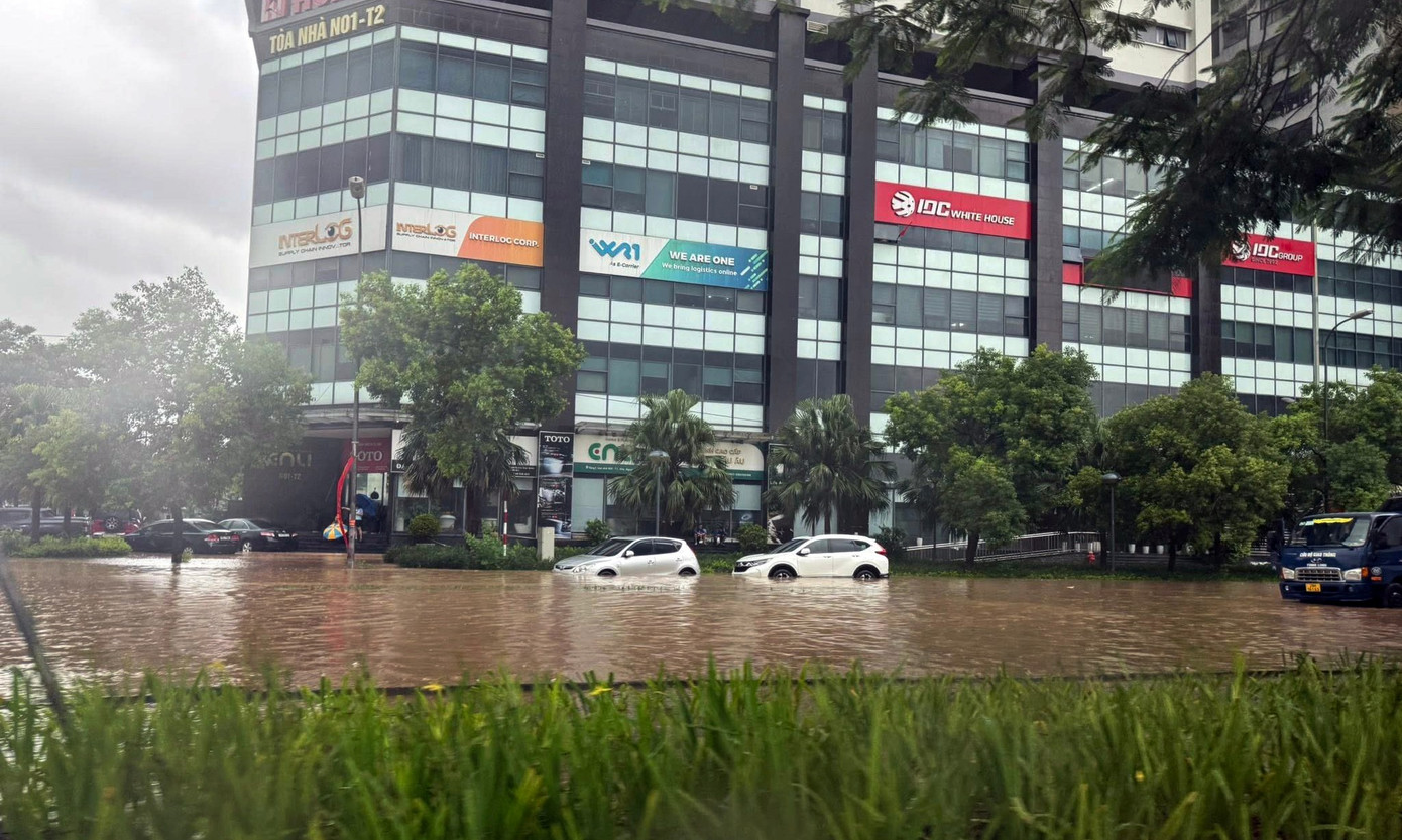 Nhiều khu chung cư Hà Nội thành 'ốc đảo' sau mưa lớn, dân dựng đập ngăn nước tràn vào hầm - Ảnh 7