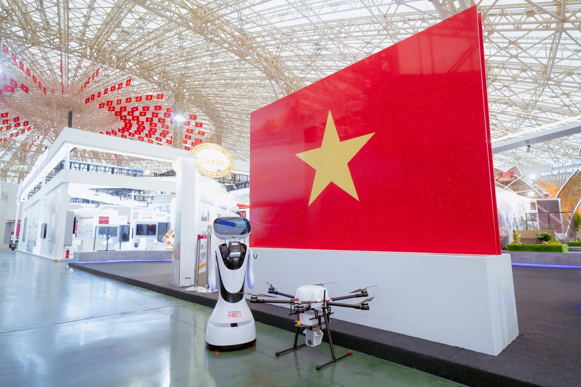 Lá cờ Tổ quốc bằng đá nhân tạo nhân tạo lớn nhất Việt Nam trưng bày ở Hội chợ Triển lãm Quốc gia: DN nào đứng sau? - Ảnh 1