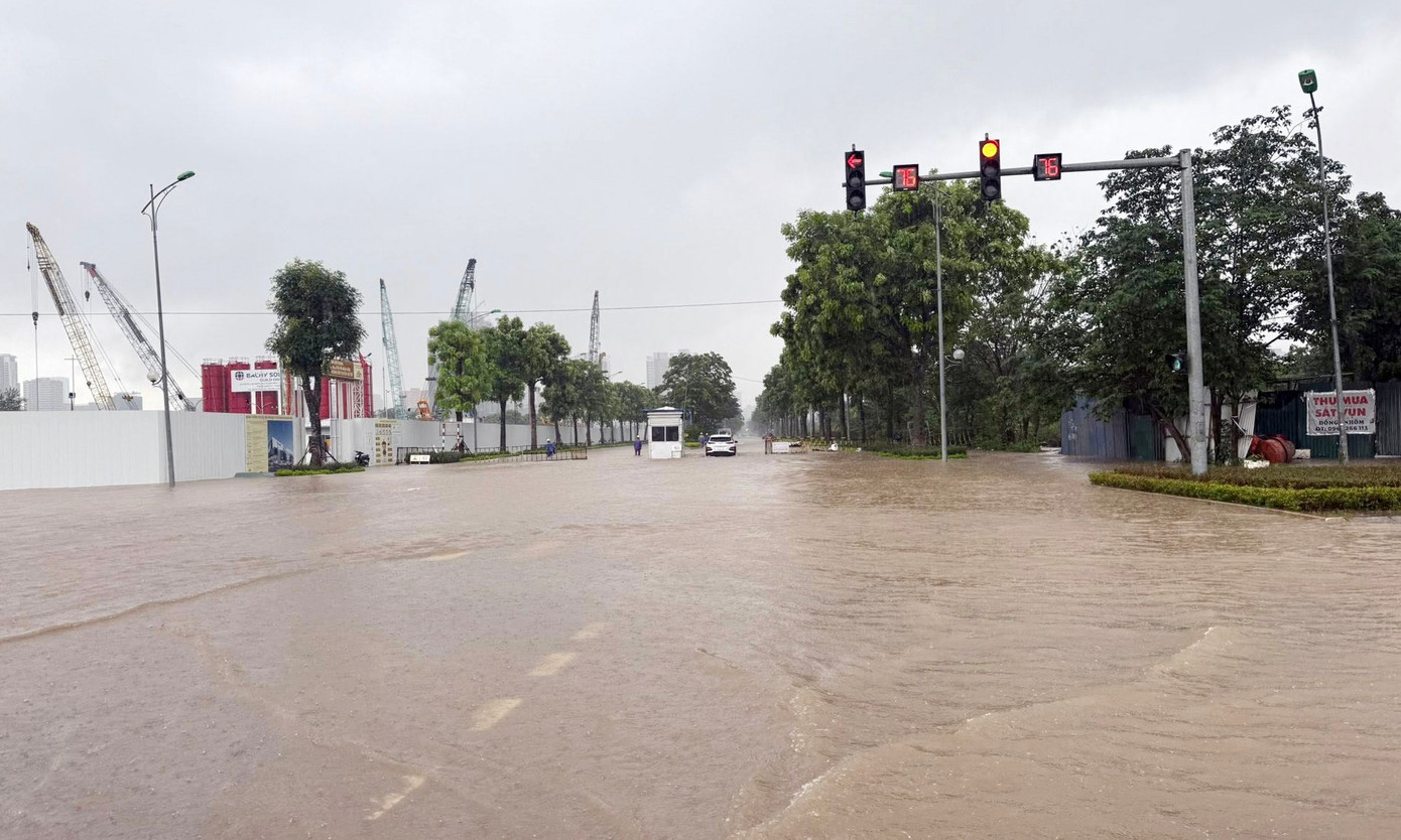 Nhiều khu chung cư Hà Nội thành 'ốc đảo' sau mưa lớn, dân dựng đập ngăn nước tràn vào hầm - Ảnh 8