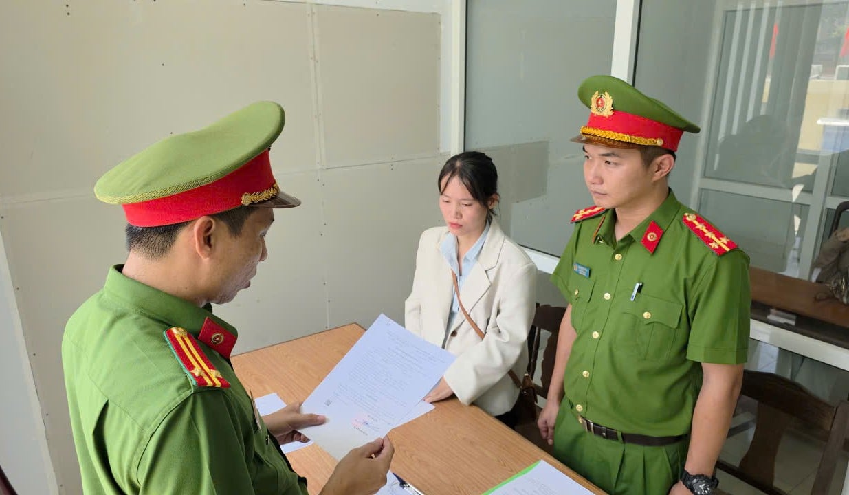 Bắt tạm giam một nữ nhân viên ngân hàng ở Đà Nẵng - Ảnh 1