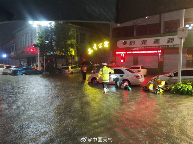 Trận mưa "1 ngày bằng cả năm" tại Trung Quốc: Xe trôi, cầu sập sạt lở, gần 1.700 người phải sơ tán khẩn cấp - Ảnh 2