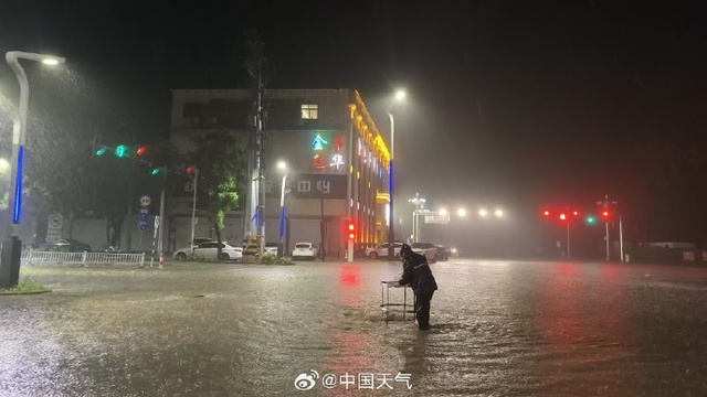 Trận mưa "1 ngày bằng cả năm" tại Trung Quốc: Xe trôi, cầu sập sạt lở, gần 1.700 người phải sơ tán khẩn cấp - Ảnh 3