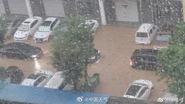 Trận mưa "1 ngày bằng cả năm" tại Trung Quốc: Xe trôi, cầu sập sạt lở, gần 1.700 người phải sơ tán khẩn cấp - Ảnh 5