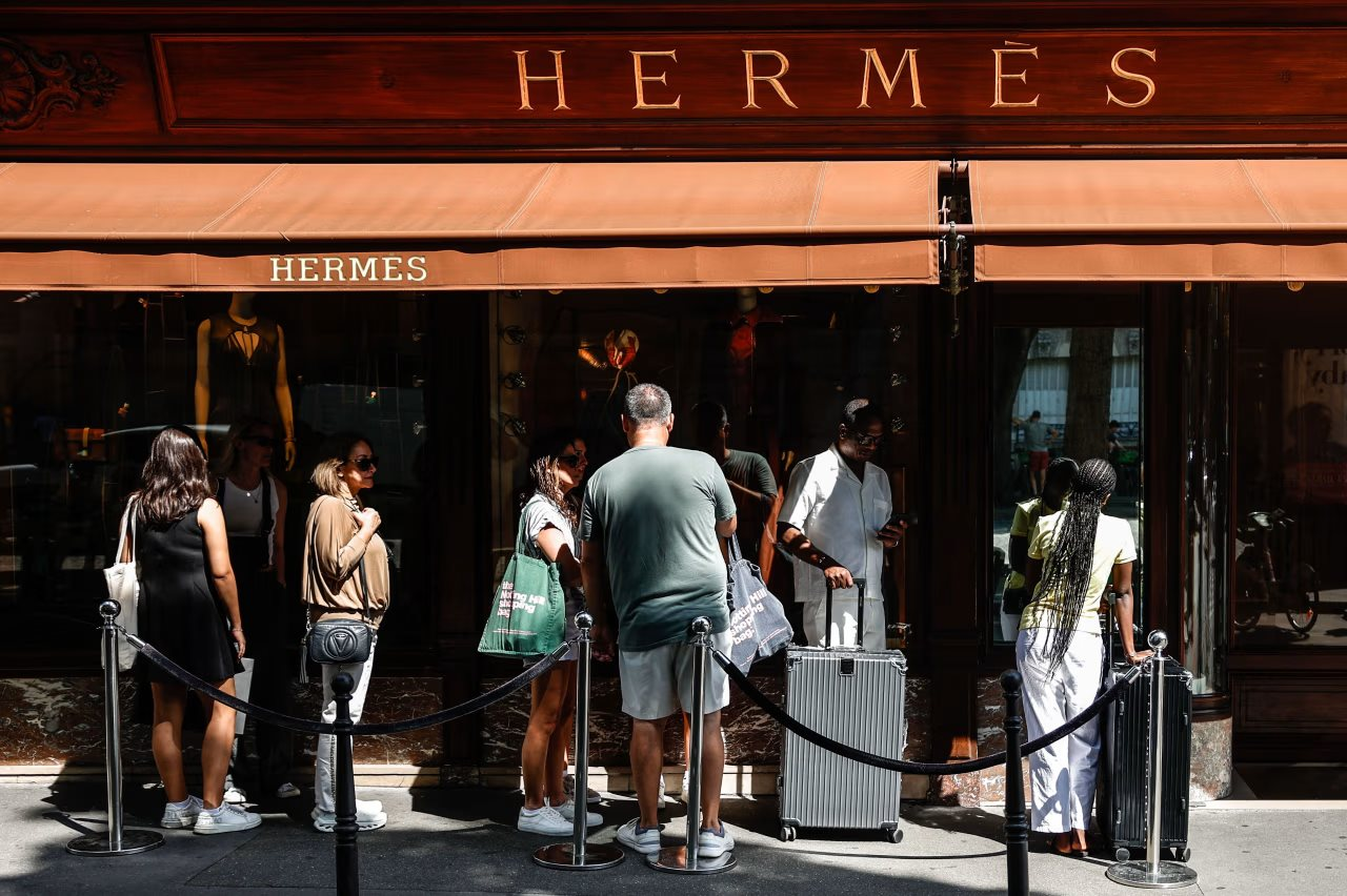 Một tỷ phú tự sát, lao đầu vào tàu hỏa vì liên quan đến vụ án lừa đảo 15 tỷ USD, người từng giàu nhất thế giới có liên quan - Ảnh 4