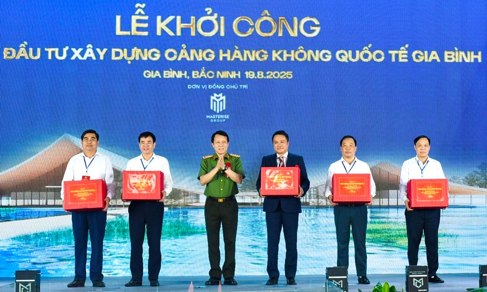 4 tỷ phú đô la Nguyễn Thị Phương Thảo, Phạm Nhật Vượng, Trần Đình Long, Hồ Hùng Anh cùng ''phất cờ'' khởi động các "quả đấm thép" dọc miền đất nước - Ảnh 3
