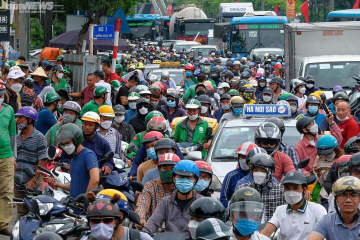 Bỏ xe xăng nhưng vẫn mỗi người một xe máy, Hà Nội bao giờ hết ùn tắc? - Ảnh 1