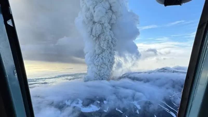 Núi lửa Nga phun trào lần đầu trong 475 năm sau trận động đất lịch sử 8,8 độ, cột khói cao tới 6km - Ảnh 2