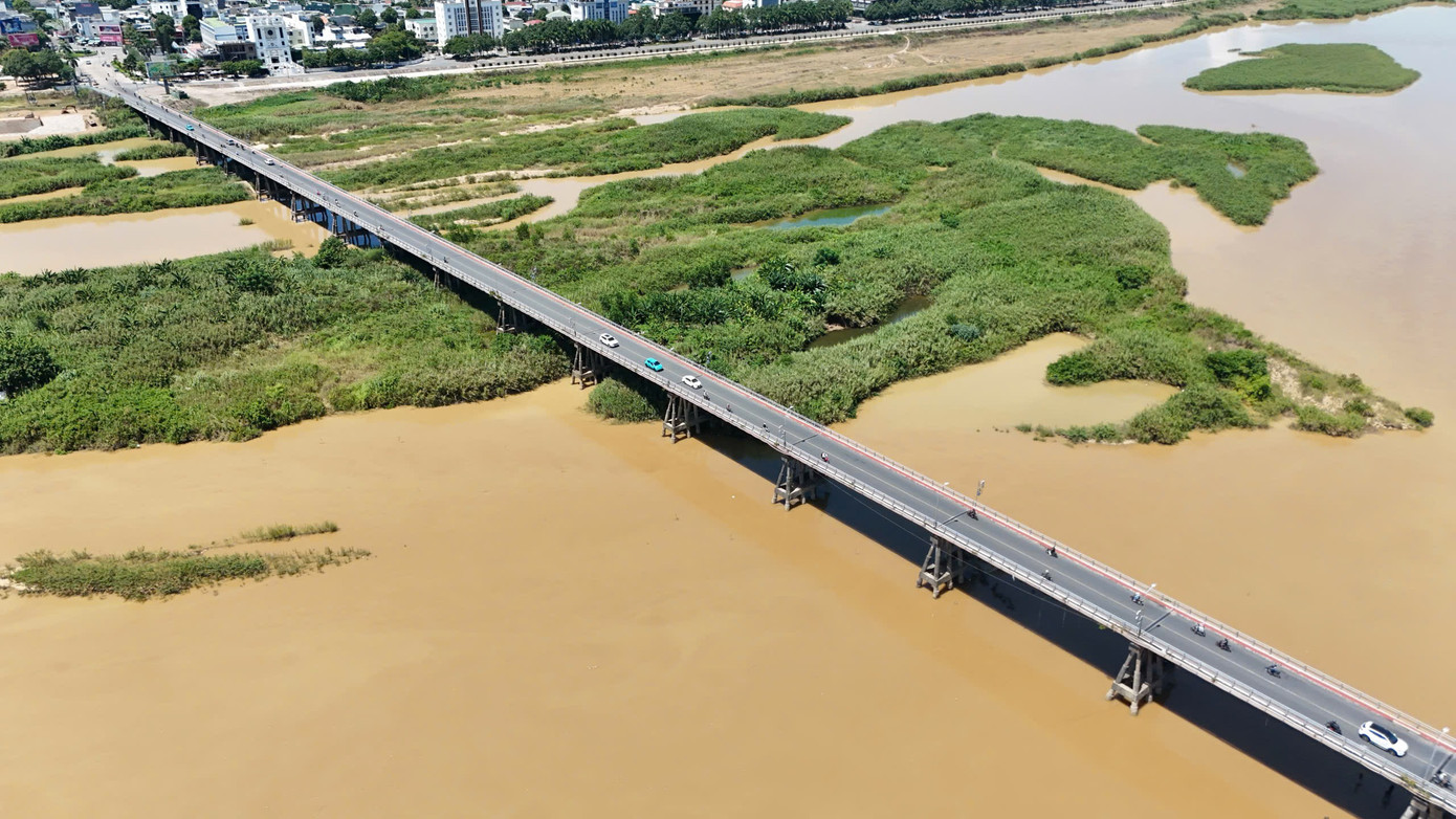 Cận cảnh cầu Trà Khúc 1 - biểu tượng 60 năm trước ngày được xây mới - Ảnh 1