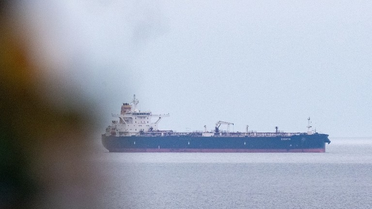 Kế hoạch đốt tàu, ngụy tạo tai nạn và dùng báo chí gây sức ép với Mỹ: Anh giăng bẫy 'hạm đội bóng tối' của Nga? - Ảnh 1