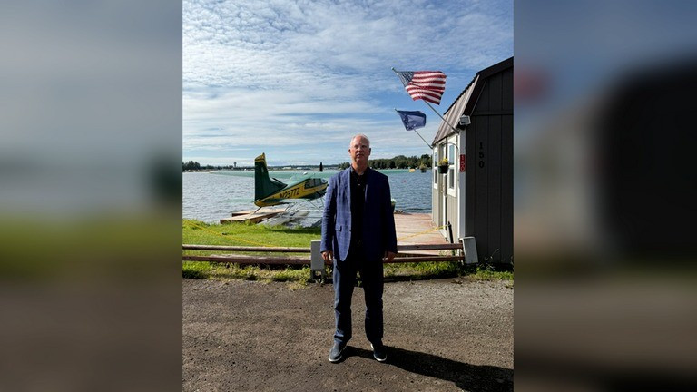 Hội nghị thượng đỉnh Nga - Mỹ: Phái đoàn Nga đáp máy bay xuống Alaska - Ảnh 1