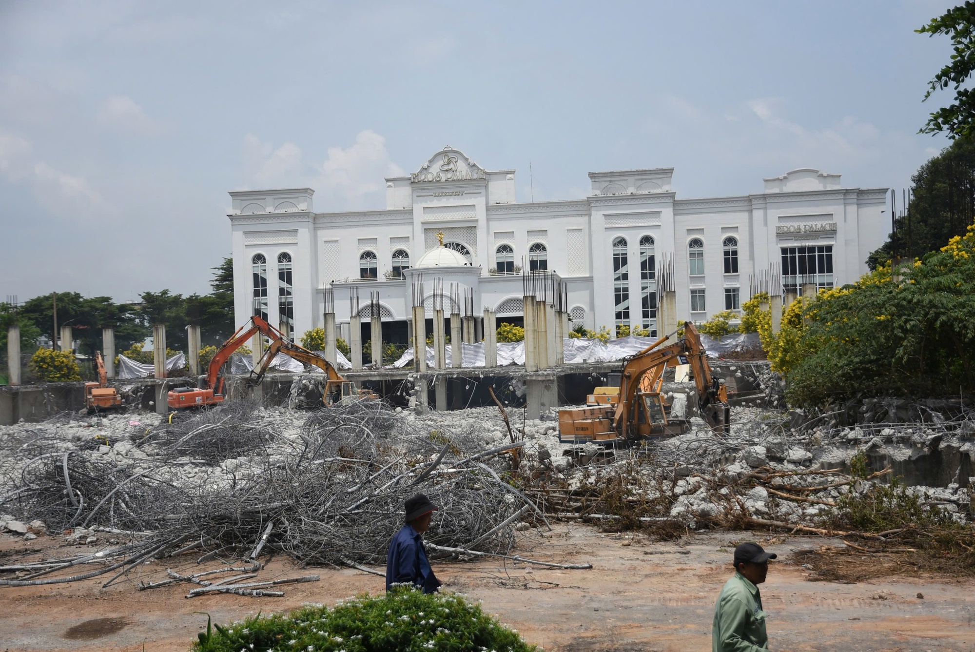 Cận cảnh tháo dỡ Khu phức hợp thương mại xây dựng không phép trên "đất vàng" ở Đồng Nai - Ảnh 2