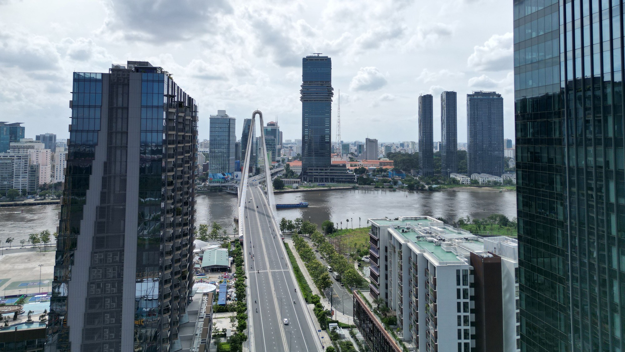 Cận cảnh tòa tháp tài chính quốc tế 55 tầng đầu tiên ở TP HCM - Ảnh 9