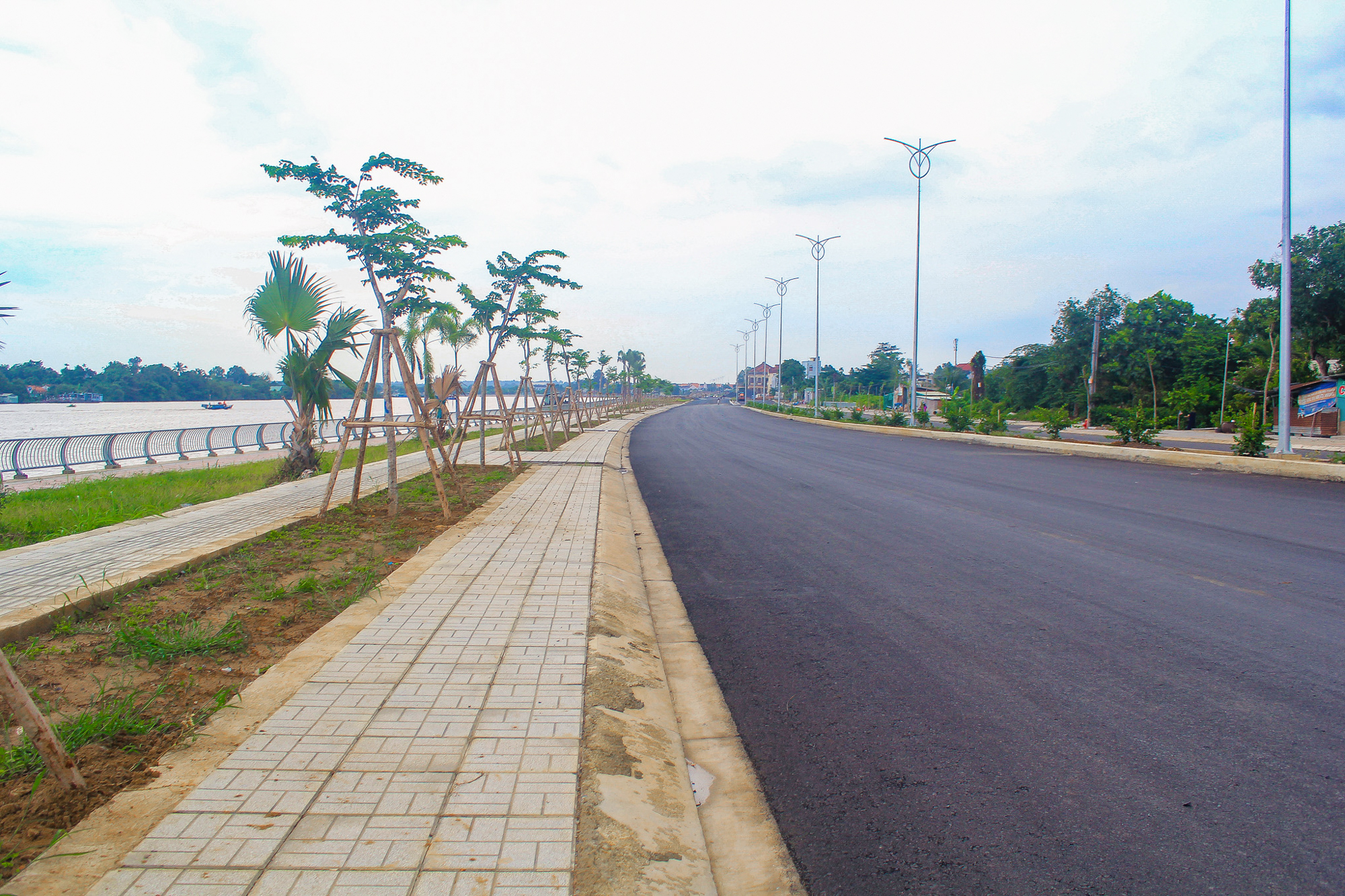 Ngắm đường ven sông trị giá gần 2.000 tỷ sắp thông xe: Cách TP.HCM một cây cầu, đẩy giá đất lên đến 200 triệu đồng/m2 - Ảnh 7