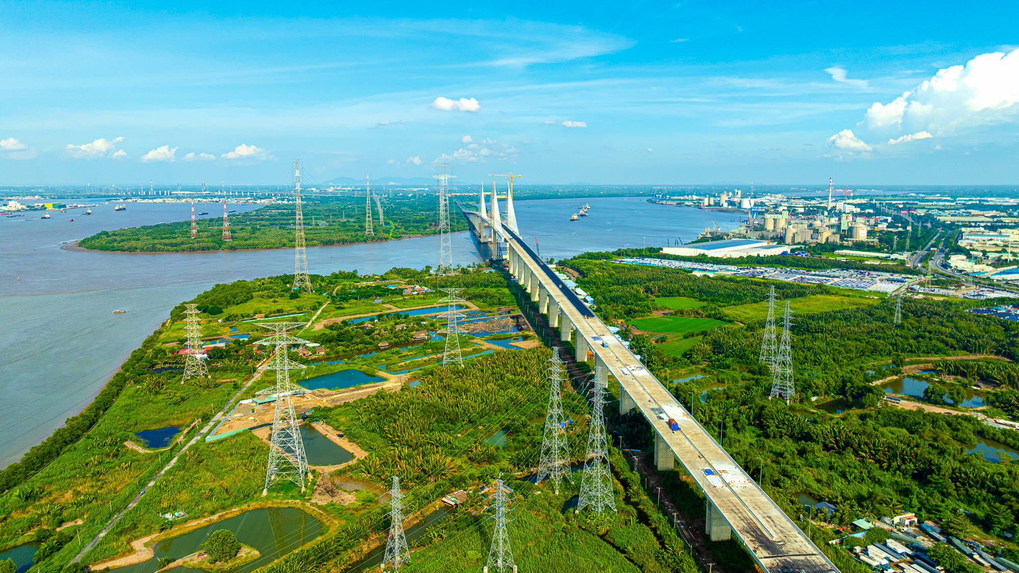 Ngắm cầu dây văng cao nhất Việt Nam sắp thông xe, siêu dự án 9 tỷ USD của tỷ phú Phạm Nhật Vượng được hưởng lợi - Ảnh 7