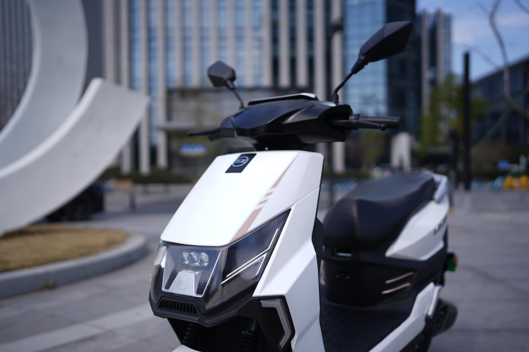 Xe máy điện nhỏ gọn như Vision, giá chỉ 18 triệu đồng, sạc 1 lần đi tới 100 km - Ảnh 1