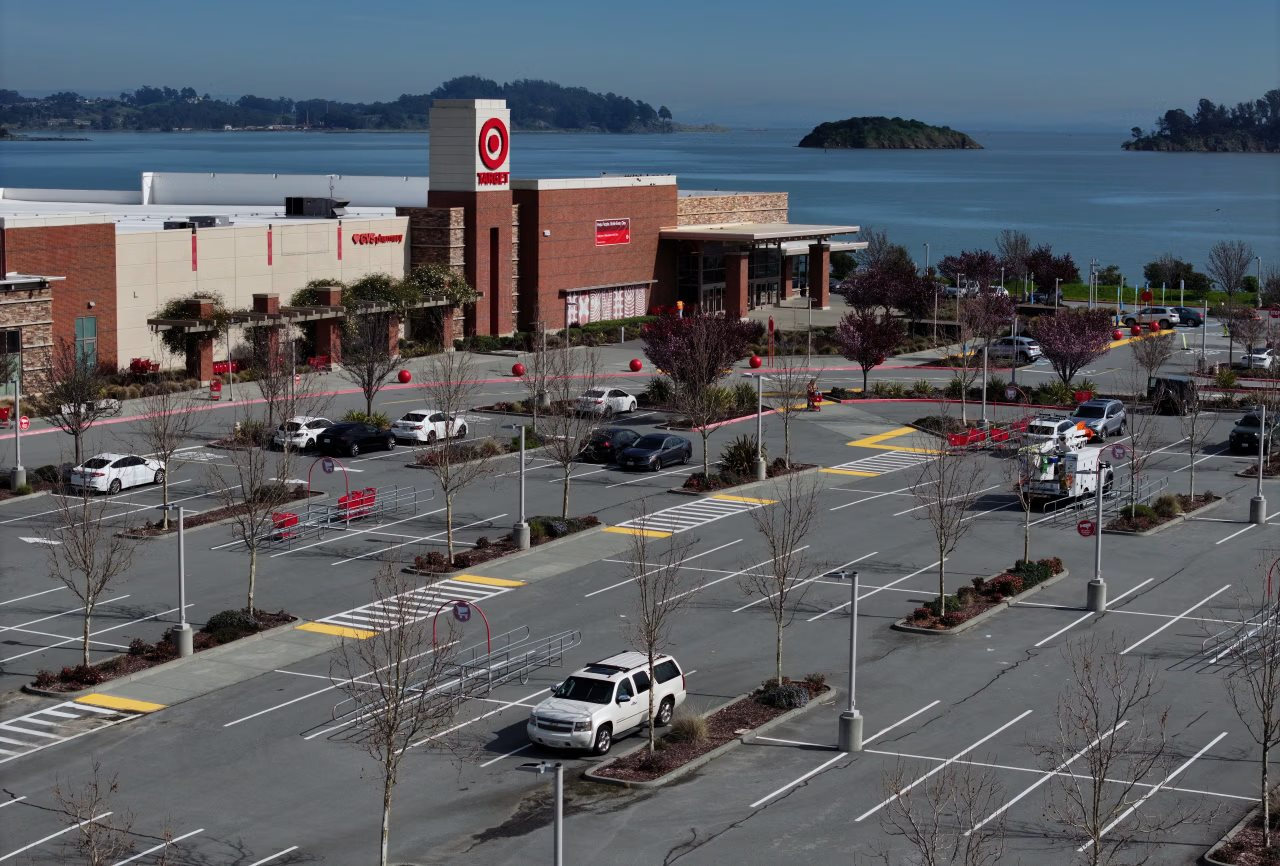 Một chuỗi bán lẻ gặp khủng hoảng: Khách hàng tẩy chay 40 ngày, vốn hóa bốc hơi 12,4 tỷ USD, 40% nhân viên mất niềm tin vào tương lai - Ảnh 2