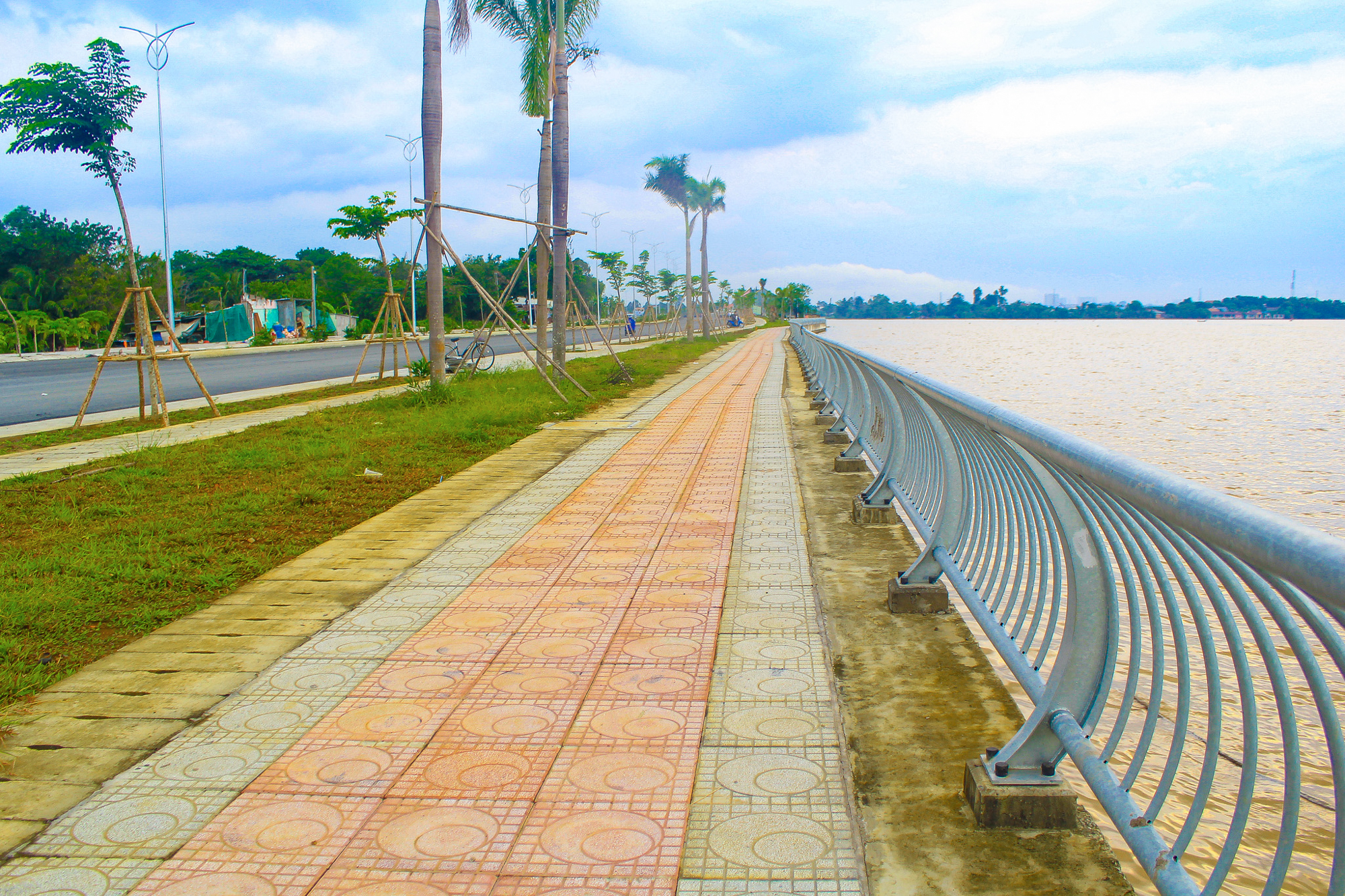 Ngắm đường ven sông trị giá gần 2.000 tỷ sắp thông xe: Cách TP.HCM một cây cầu, đẩy giá đất lên đến 200 triệu đồng/m2 - Ảnh 8