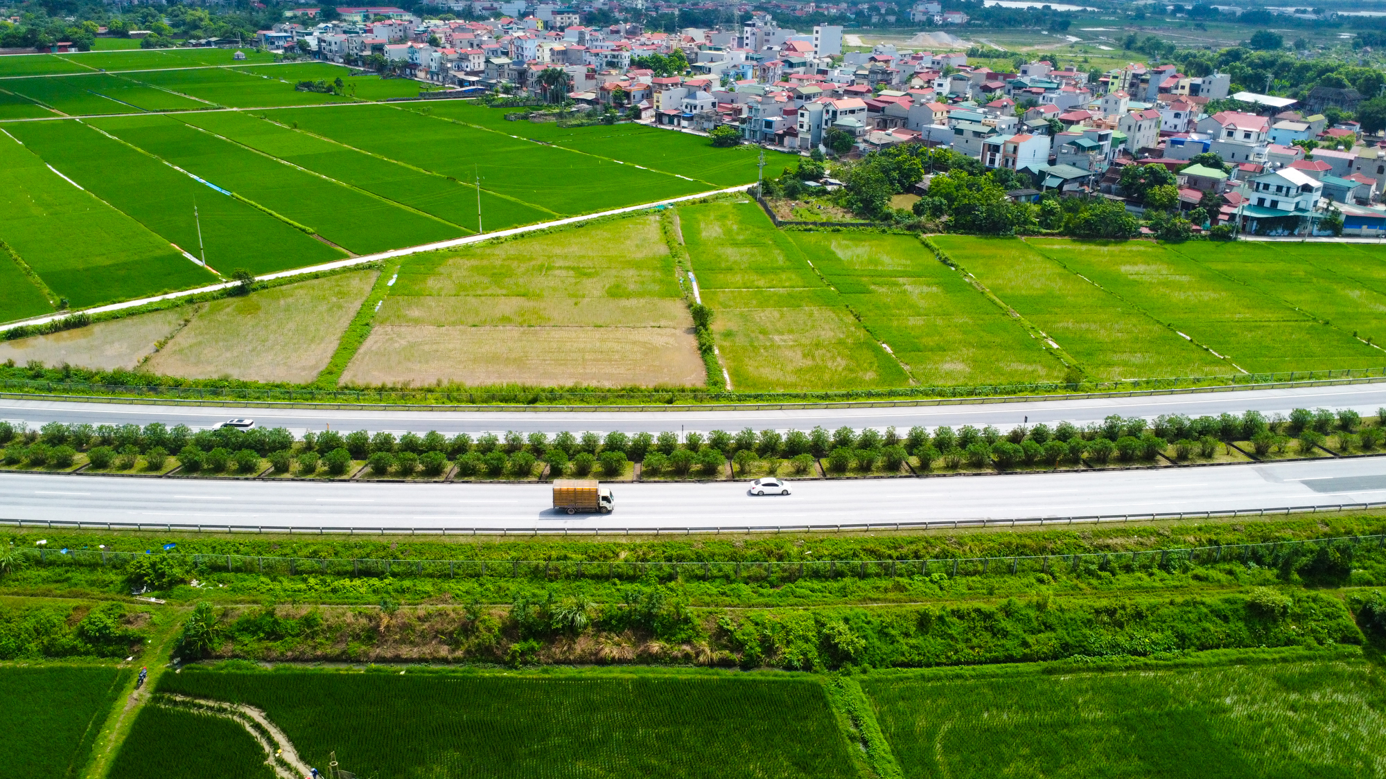 Toàn cảnh khu vực sắp làm đường nối cầu Tứ Liên với đường 71.000 tỷ, đại đô thị của Vinhomes sẽ nối thẳng với sân bay lớn nhất miền Bắc - Ảnh 8