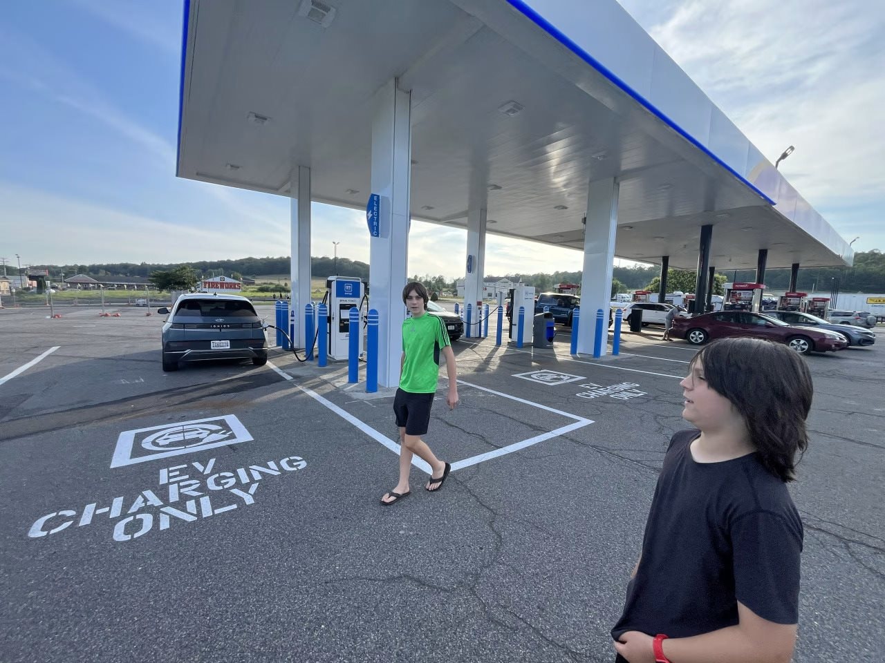 Nhà báo công nghệ: "Tôi lái xe điện 2500km, đến cả nơi heo hút nhất mà chưa hết pin giữa đường bao giờ" - Ảnh 3