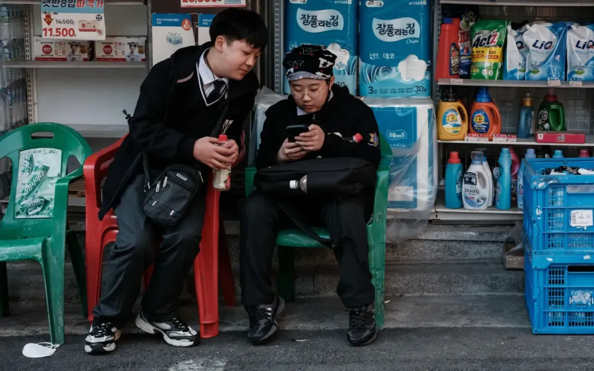 Hàn Quốc sẽ cấm điện thoại di động trong lớp học - Ảnh 1