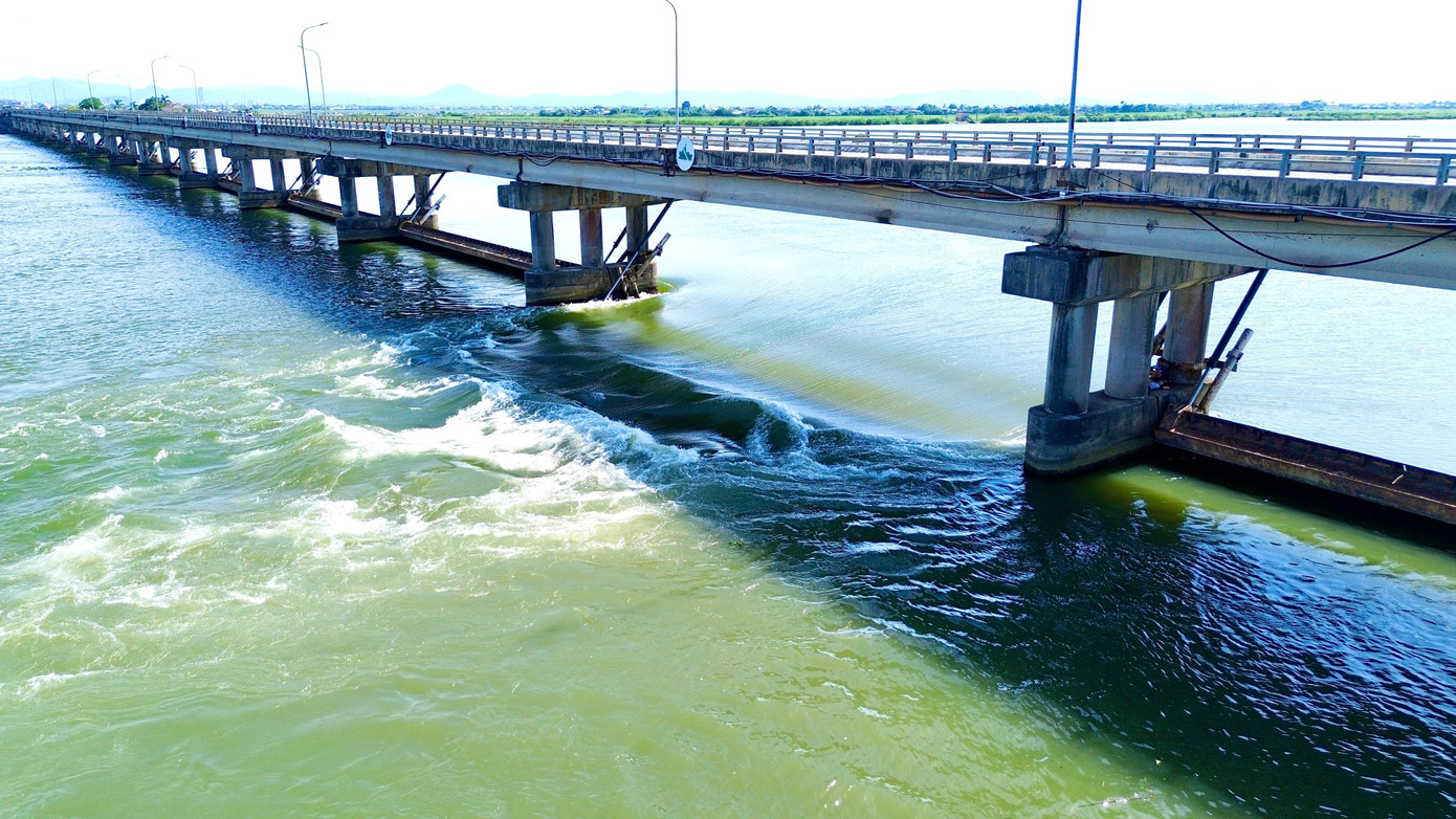 Vì sao Huế điều chỉnh thời gian sửa chữa đập ngăn mặn giữ ngọt lớn nhất Đông Nam Á? - Ảnh 12