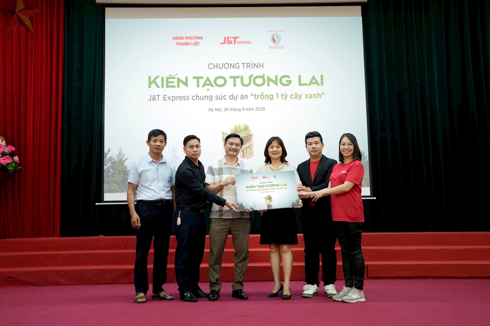 J&T Express hưởng ứng phong trào trồng cây lan tỏa tinh thần xanh trong dịp kỷ niệm 80 năm Quốc khánh - Ảnh 2