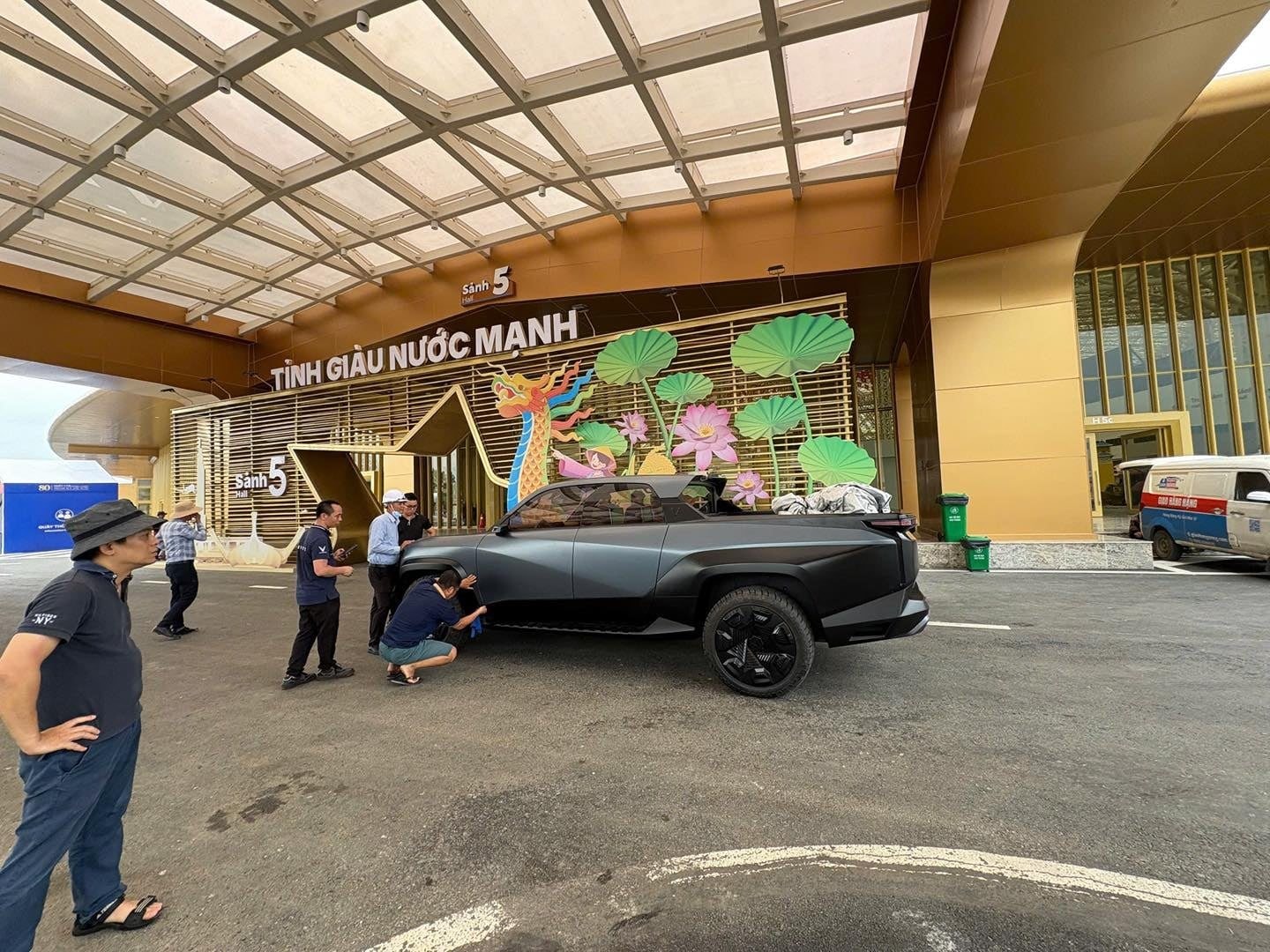 Bán tải điện VinFast VF Wild bất ngờ tái xuất: Một điểm khác hoàn toàn chiếc xe từng được trưng bày - Ảnh 2