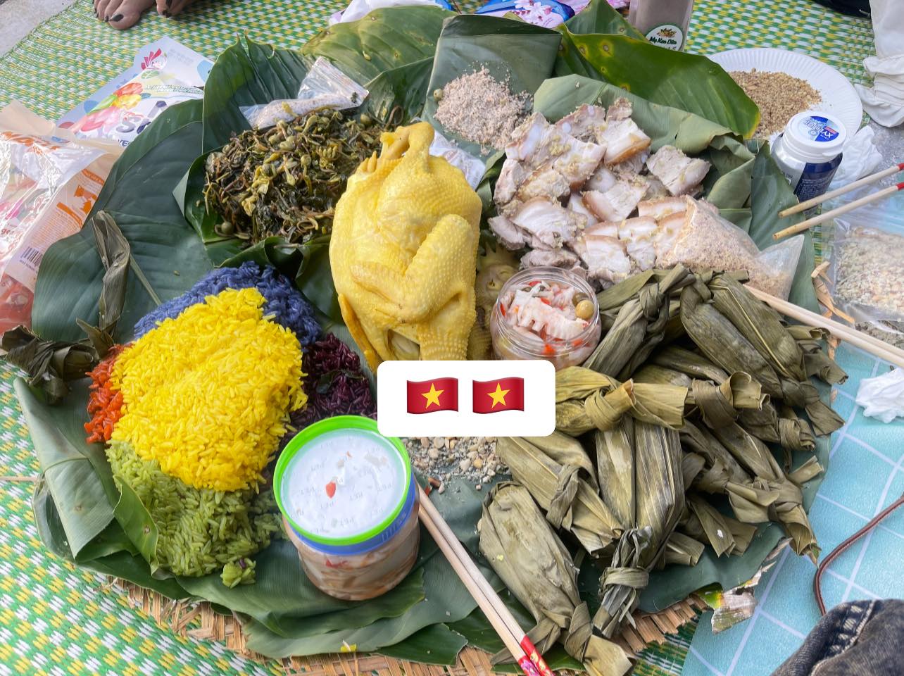 Chủ nhân mâm xôi gà xem diễu binh đang hot nhất MXH: Đi từ 3h30, mang toàn đặc sản quê nhà đến Hà Nội - Ảnh 8