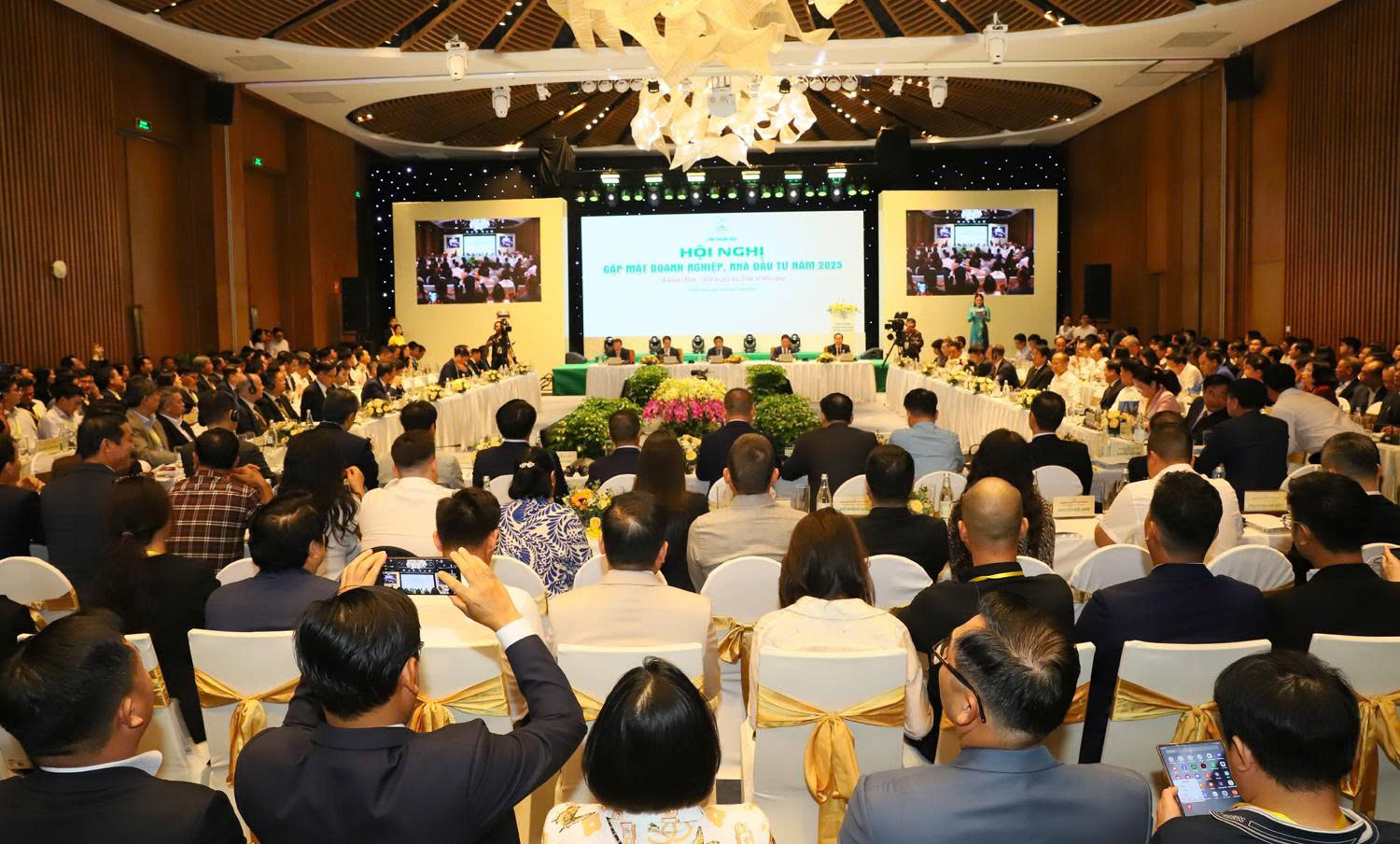 Vietcombank đã cam kết cấp tín dụng 6.000 tỷ đồng cho các DN điện tại Khánh Hoà; 32.000 tỷ cho các DN hàng đầu như Vin Group, Sun group, Đóng tàu Huyndai - Ảnh 2