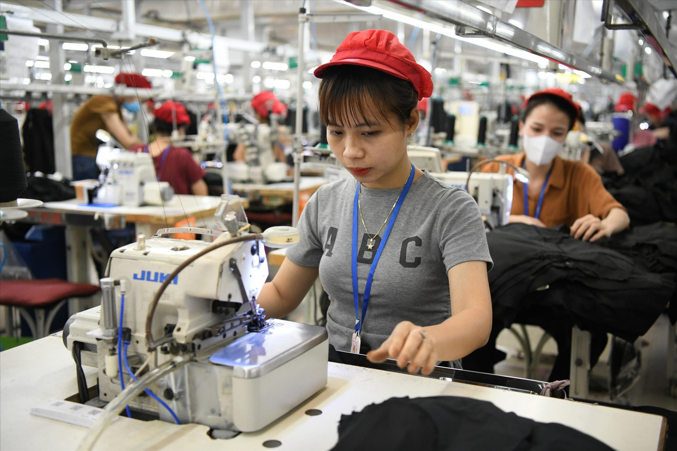 Mỹ áp thuế 20% với hàng xuất khẩu Việt Nam: Dệt may, thủy sản tìm cơ hội mới để giữ thị phần - Ảnh 1