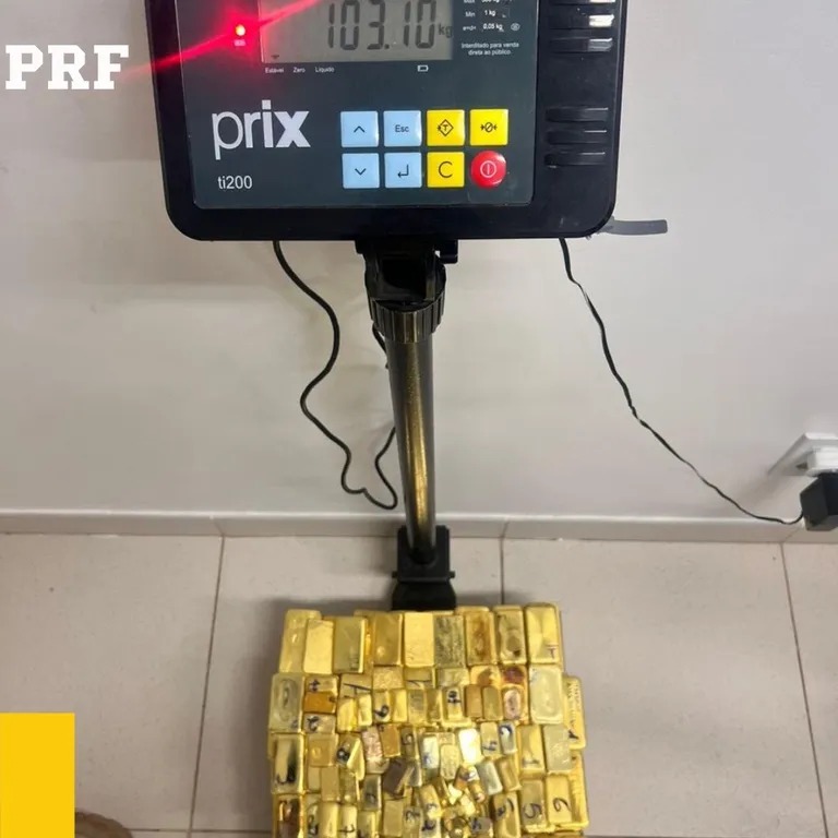 Tịch thu hơn 100 thỏi vàng nguyên chất nặng 103 kg, trị giá 291 tỷ đồng trên xe ô tô: Danh tính người bị bắt giữ gây bất ngờ - Ảnh 2