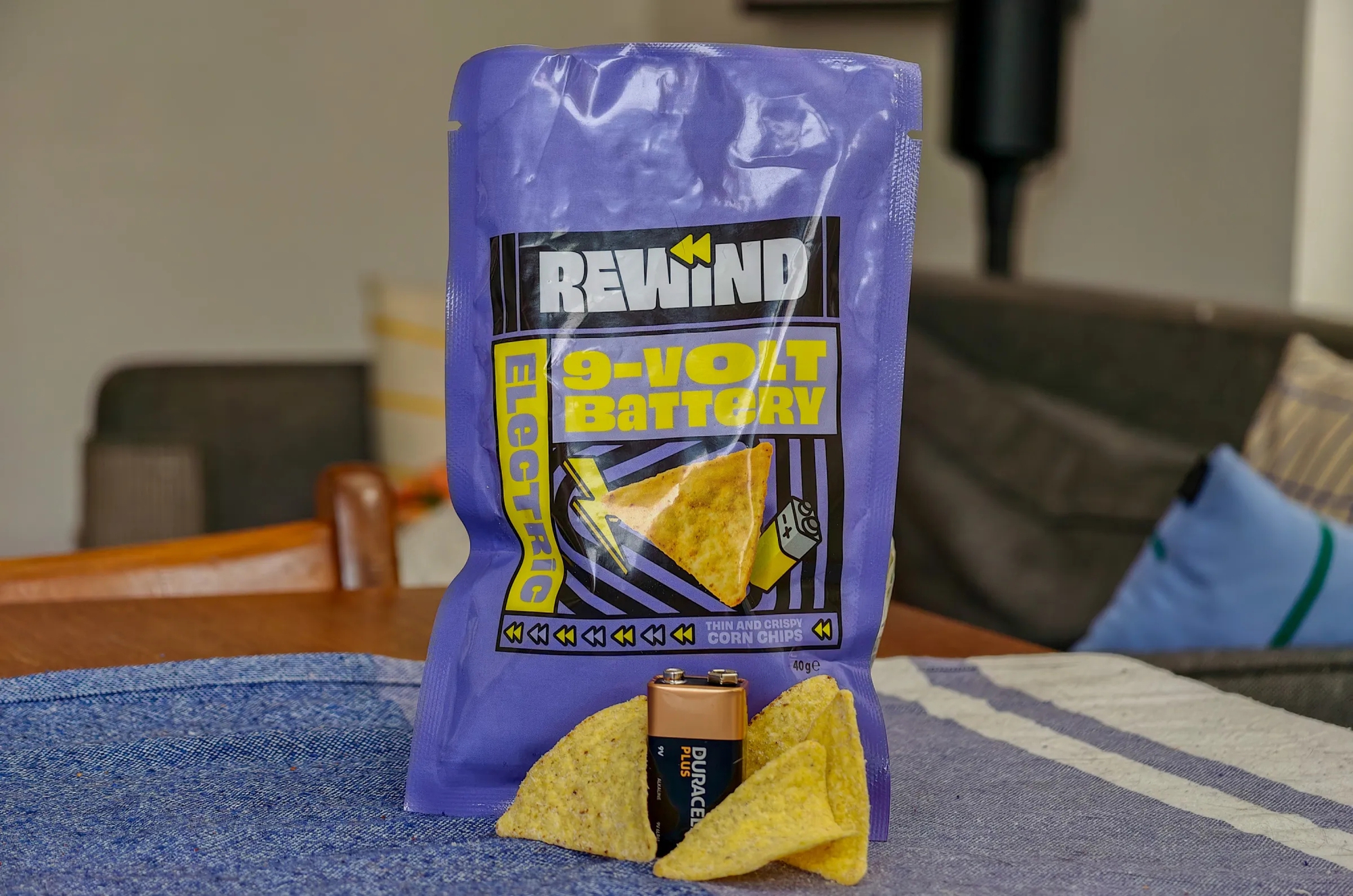 Hà Lan ra mắt bim bim vị... pin 9V, người ăn thử nói "không tệ" - Ảnh 1