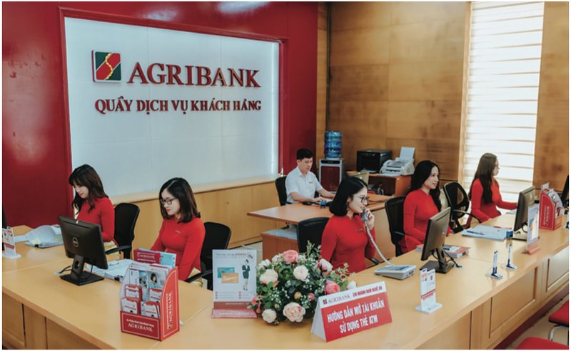 Ngân hàng ở TP HCM, Đồng Nai làm xuyên lễ để chi trả 100.000 đồng quà tặng cho người dân - Ảnh 1