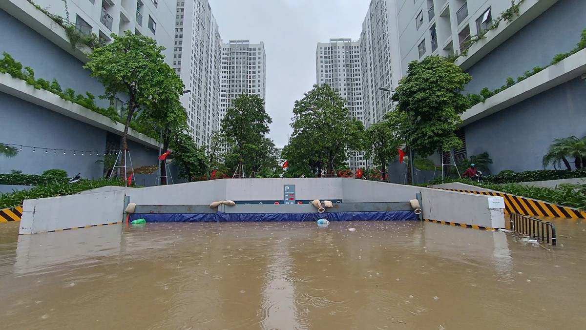 Nhiều khu chung cư Hà Nội thành 'ốc đảo' sau mưa lớn, dân dựng đập ngăn nước tràn vào hầm - Ảnh 3