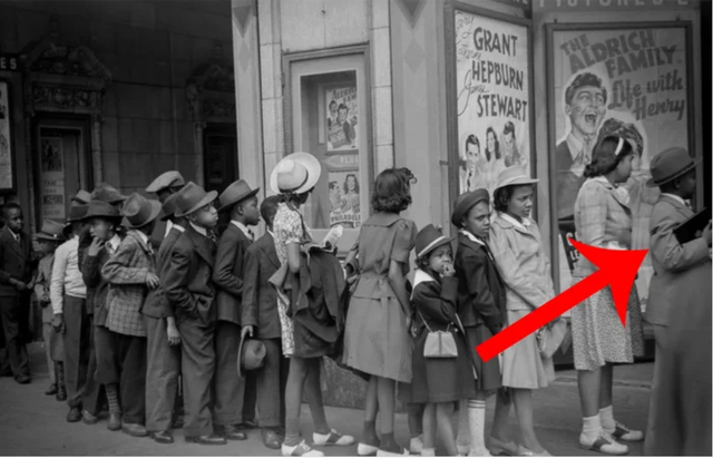 Bức ảnh năm 1941 gây "sốt": Chi tiết lạ làm dấy lên giả thuyết du hành thời gian, chuyên gia nói gì? - Ảnh 1