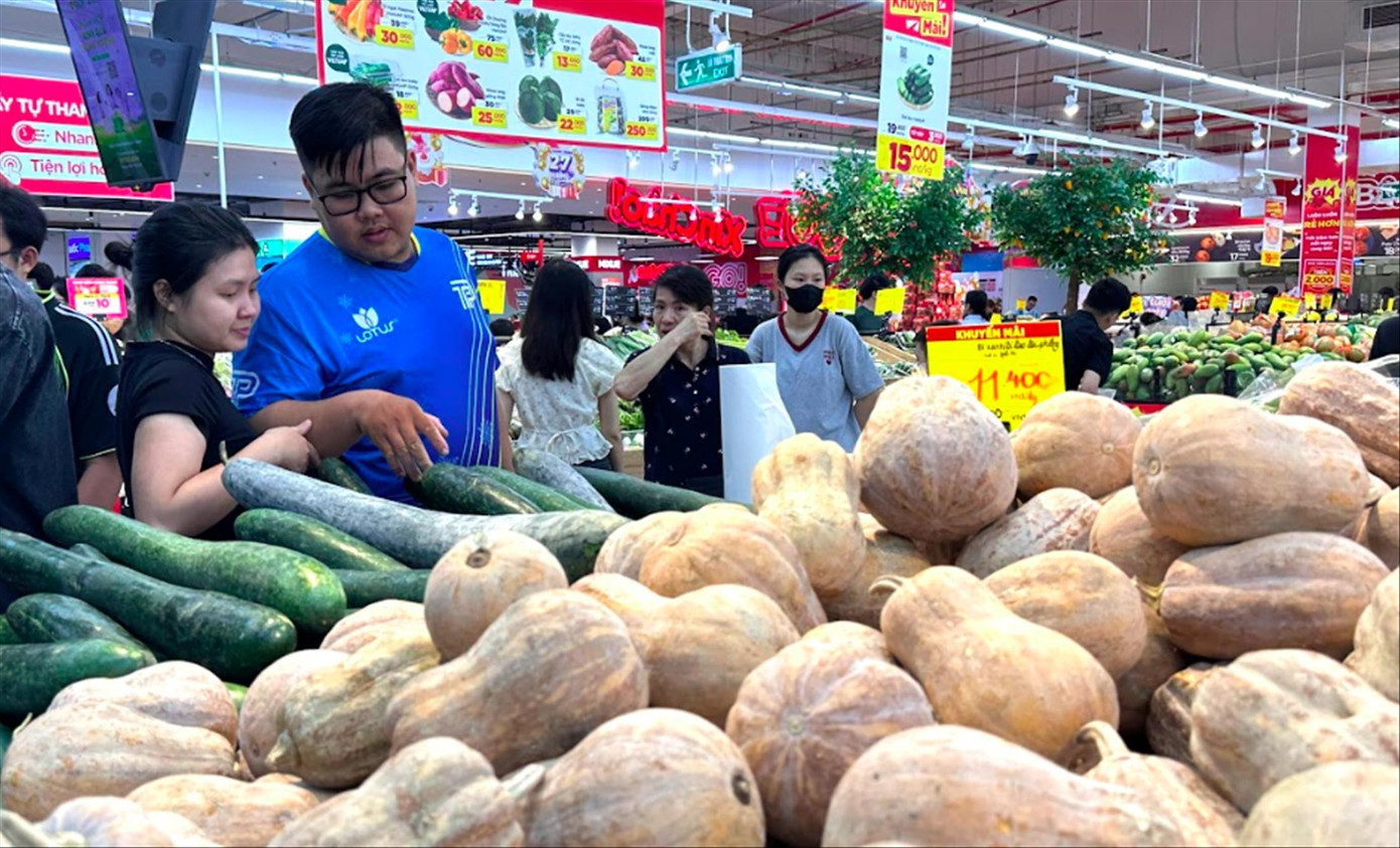 Tăng lương tối thiểu 7,2%: Cần giải pháp ngăn giá cả 'leo thang' - Ảnh 1
