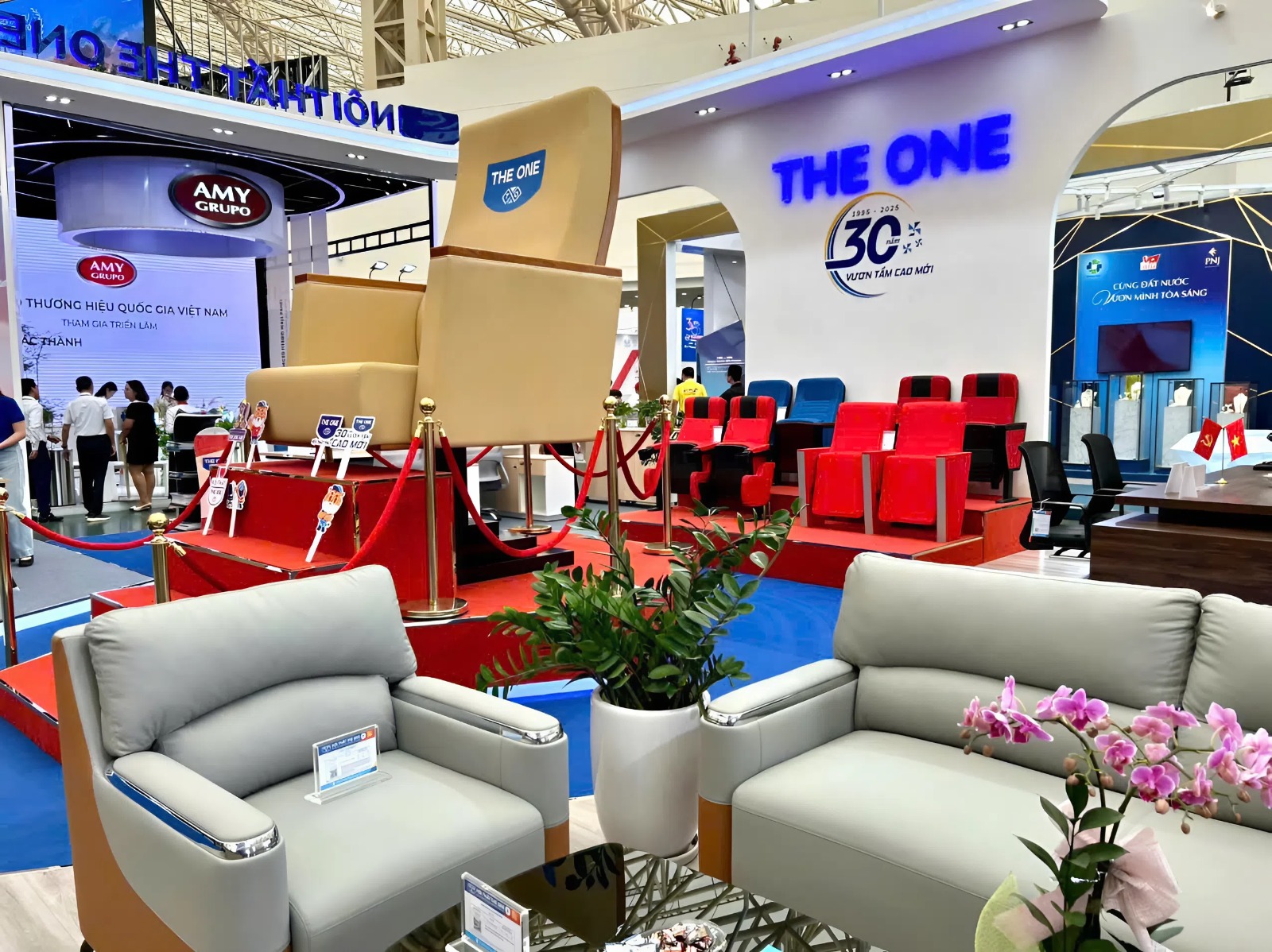 Ghé thăm ‘Ghế The One’ - Biểu tượng 2,5m của gian hàng The One tại A80 - Ảnh 2